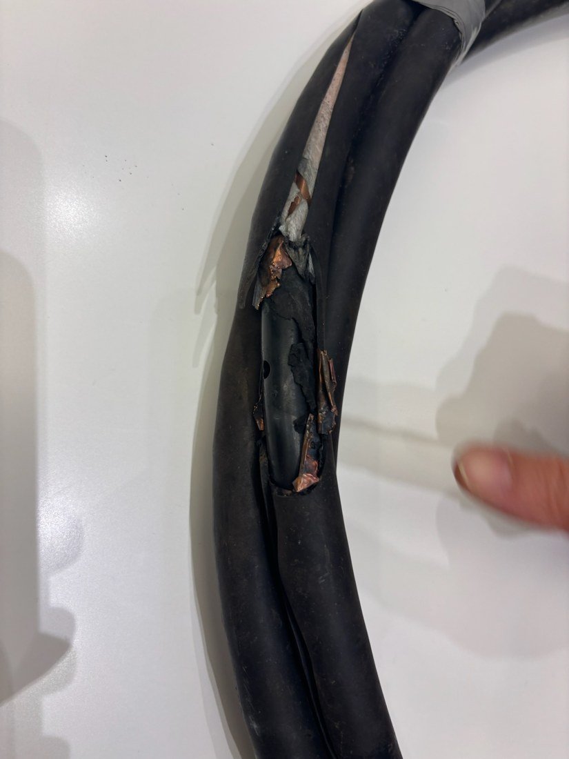絶縁破壊した高圧ケーブル