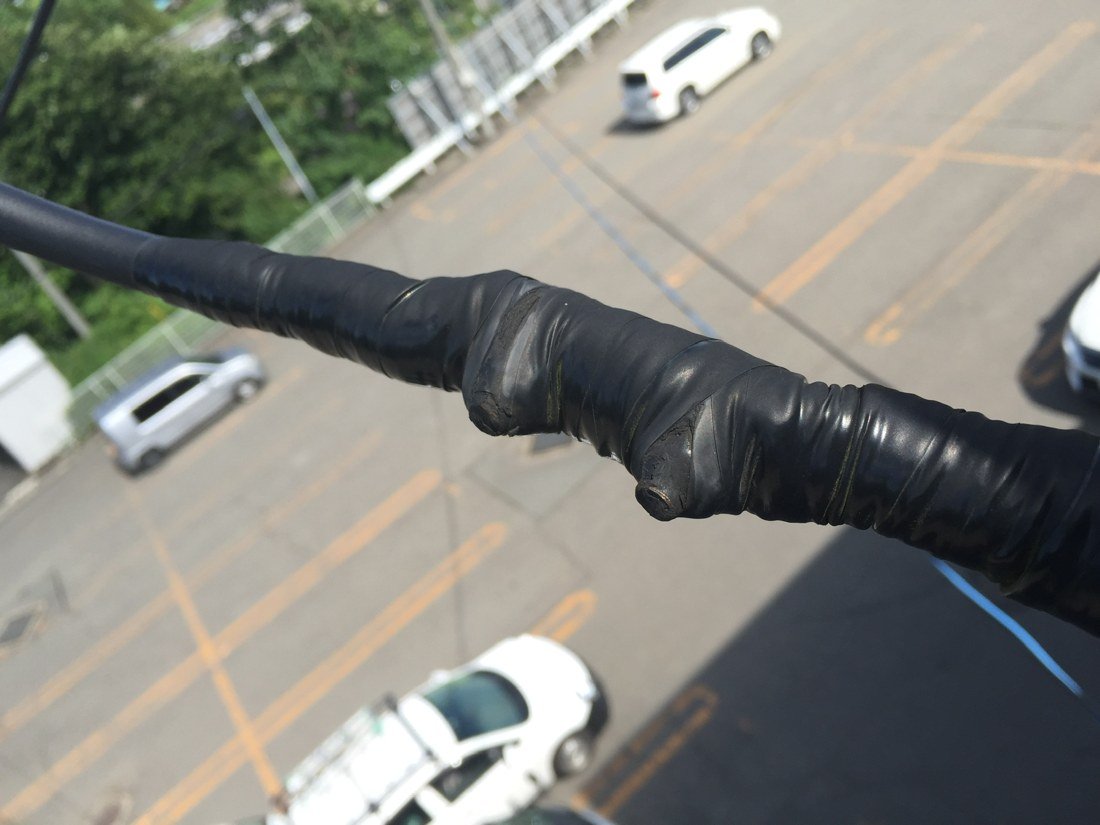 屋外の高圧接続部に巻かれた絶縁テープの劣化状況