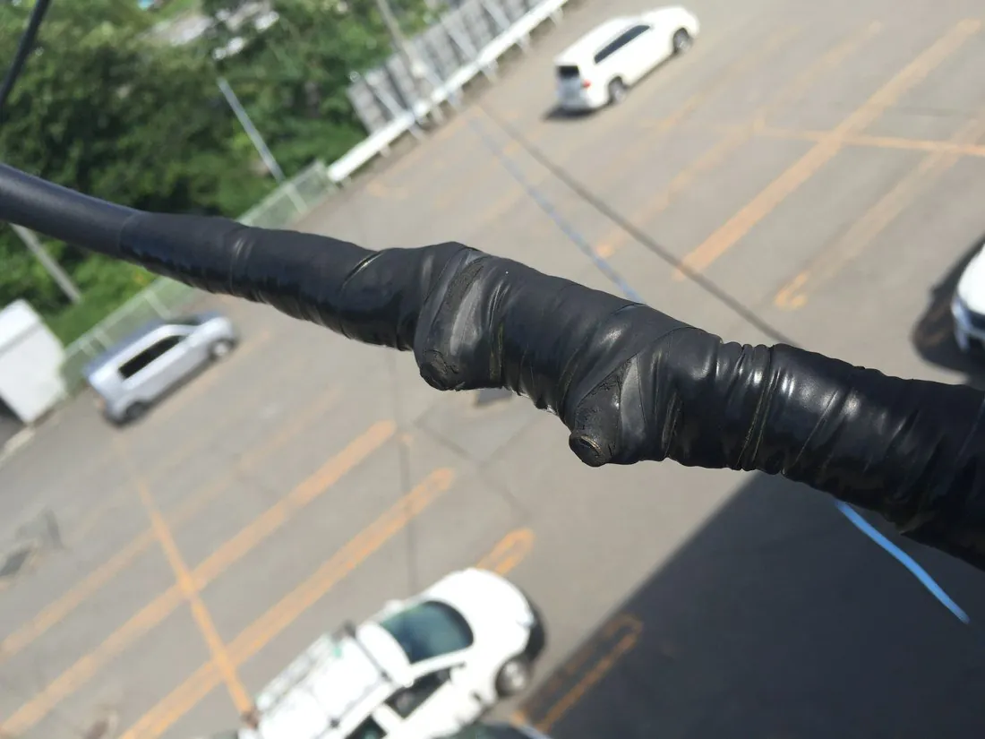 屋外の高圧接続部に巻かれた絶縁テープの劣化状況