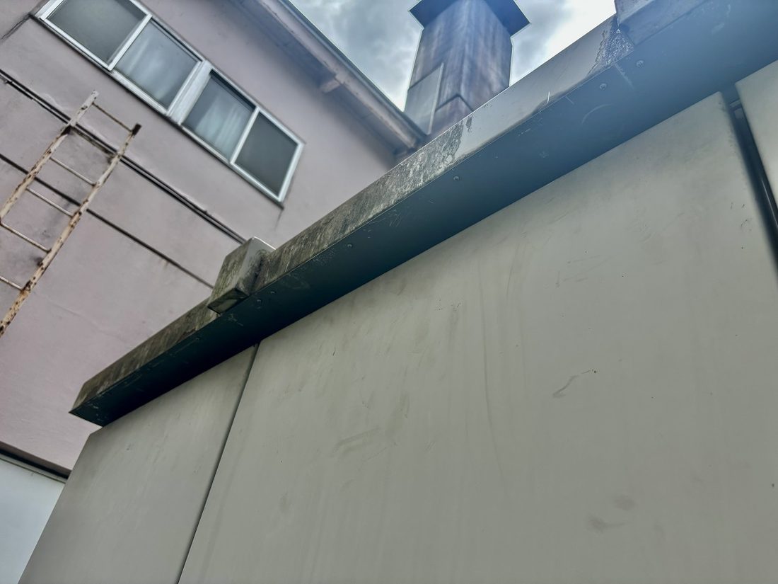 キュービクル屋根 開口部の補修後