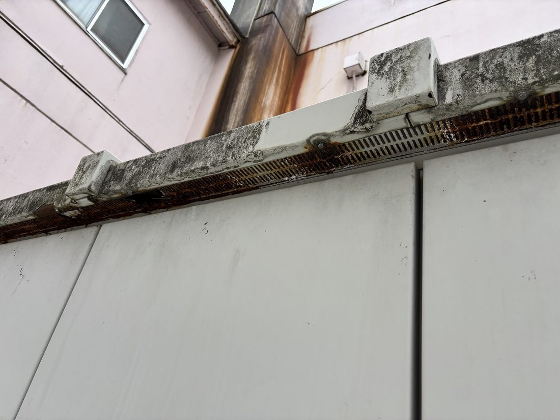 キュービクル屋根 錆による開口部(補修前)